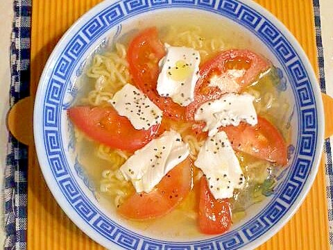 トマトとクリームチーズの塩ラーメン♪